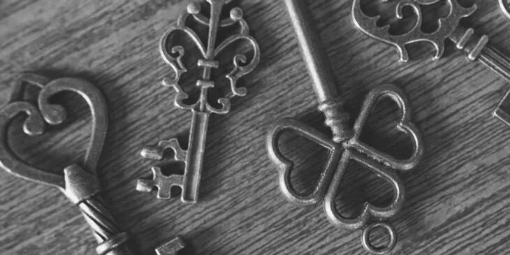 Keys2 heart keys on wood
